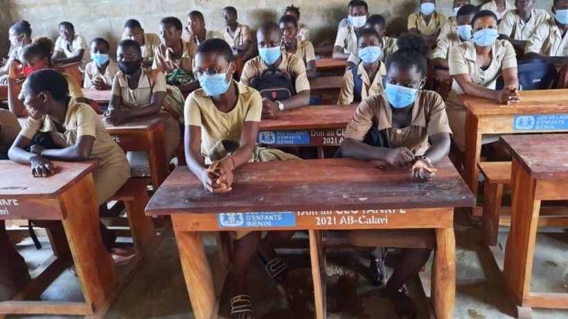 Don de table-bancs à une école primaire publique et deux collèges publics dans la Commune d’Abomey-Calavi