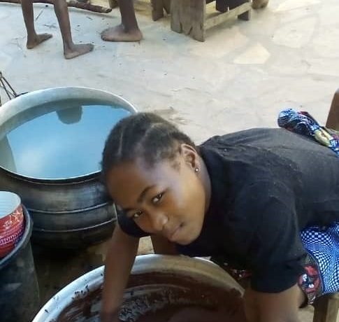 Apprentissage de la fabrication du beurre de karité par les enfants !