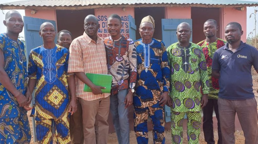 Cérémonie d’inauguration d’un bloc de latrines à 3 cabines !