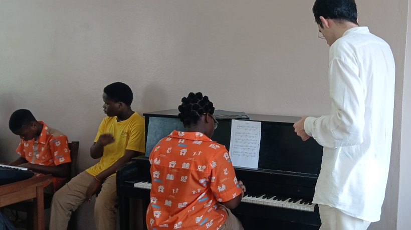 Un Masterclass Exceptionnel : Le Pianiste Allemand Moritz Ernst Inspire les Élèves de l’École Secondaire des Métiers d’Art Hermann Gmeiner !