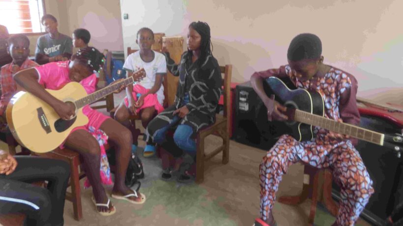 Quand les vacances révèlent les talents : 25 enfants s’initient au piano, à la musique et à la danse !