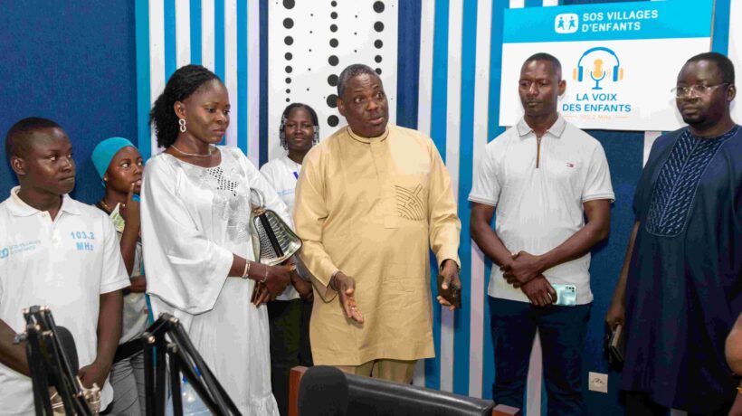 La HAAC réaffirme son soutien à Radio SOS  » La Voix des Enfants » : une visite qui renforce la voix des jeunes journalistes !